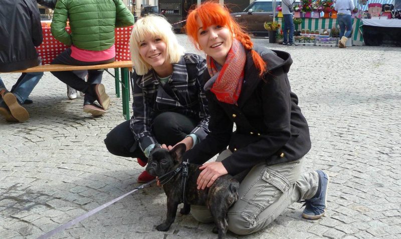 Mona and Lisa with dog