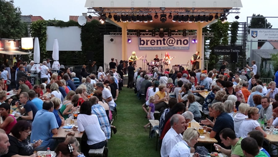 MonaLisa Twins on stage at the Sommerszene Gänserndorf