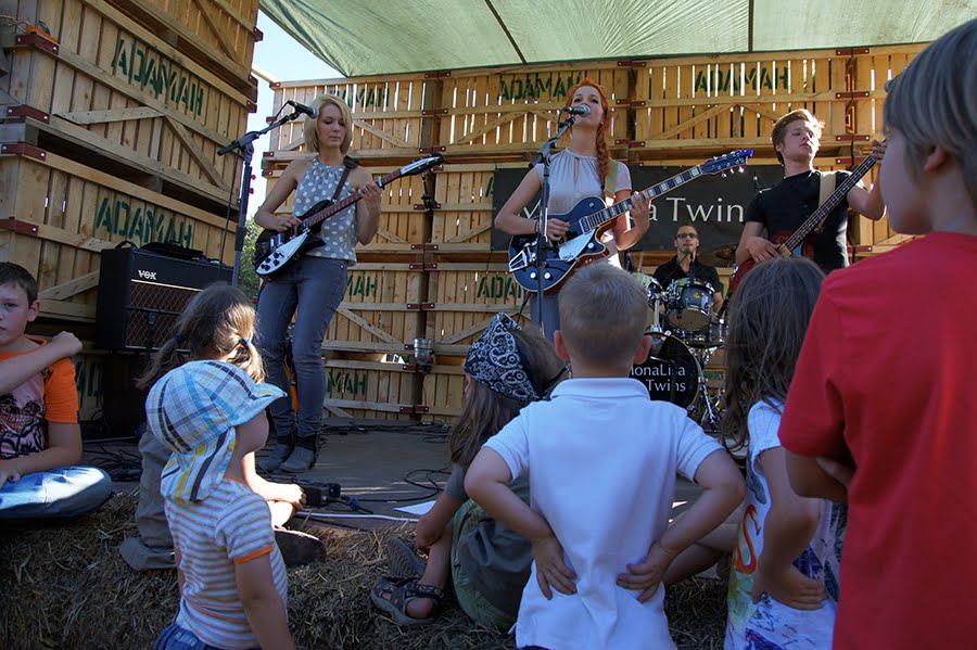 MonaLisa Twins live at Biohof Adamah Festival